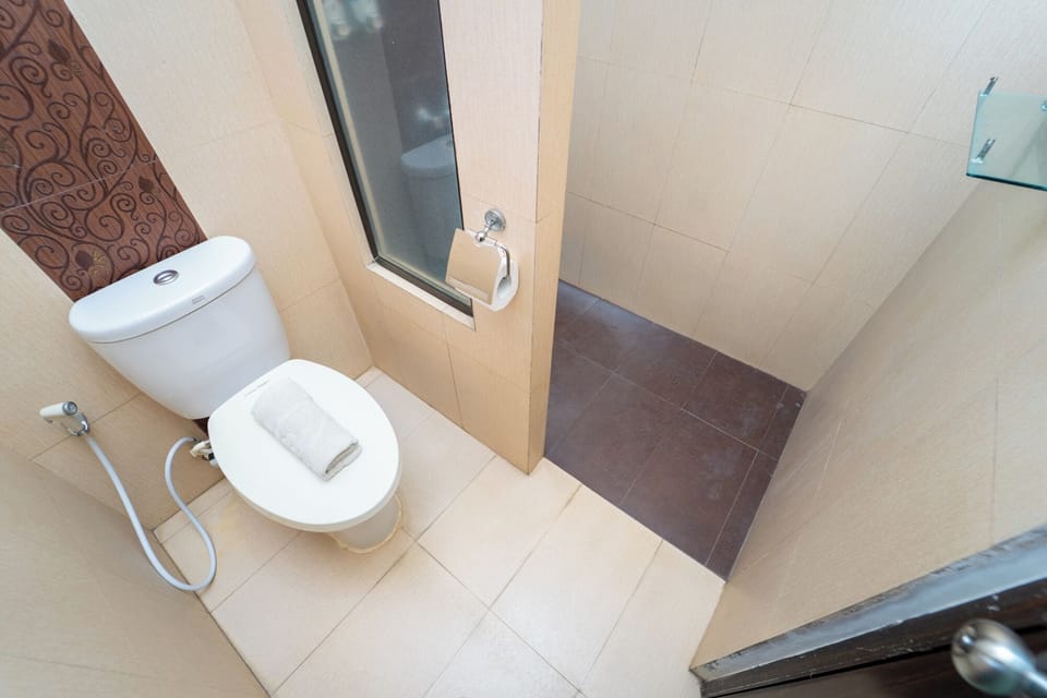 Deluxe Double Room | Bathroom | Shower, towels
