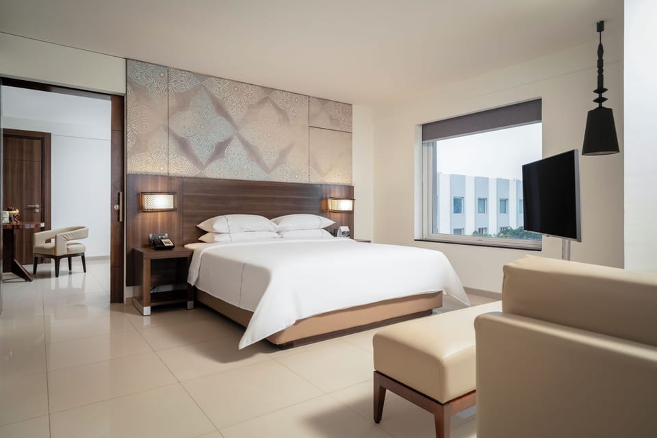 King Suite | Minibar, in-room safe, desk, blackout drapes