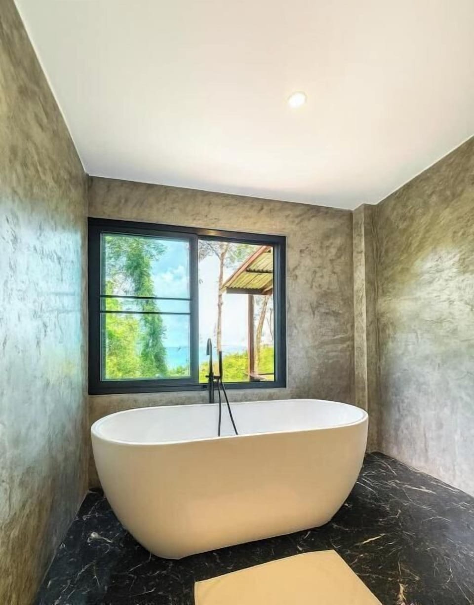 Deluxe Suite, Ocean View | Bathroom