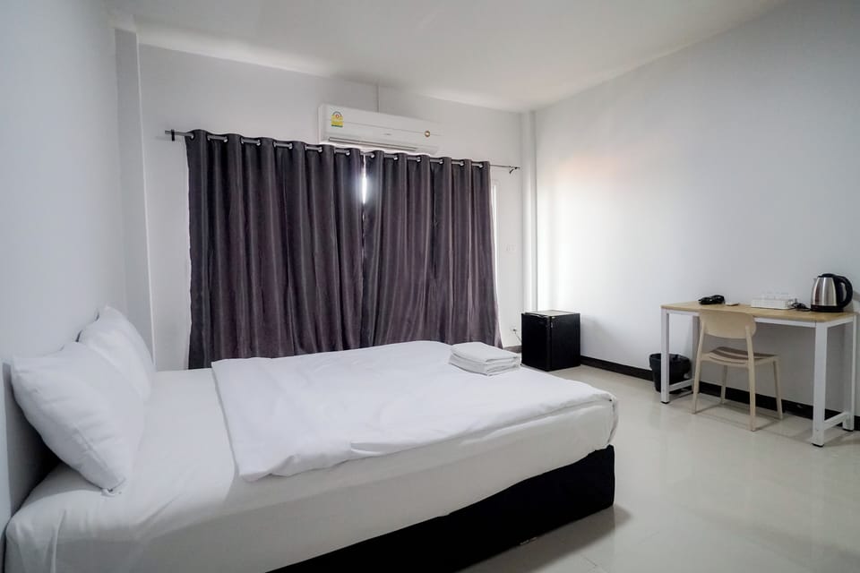 Studio, 1 Queen Bed, Balcony | Desk, WiFi (free)