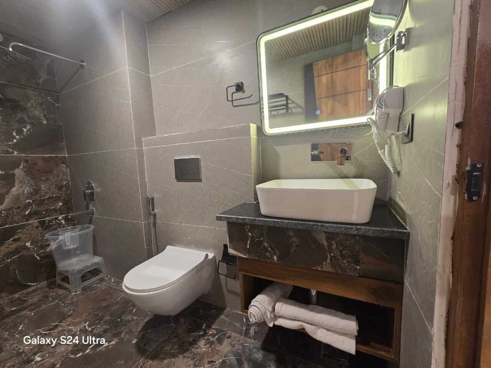Premium Room, 1 Double Bed | Bathroom