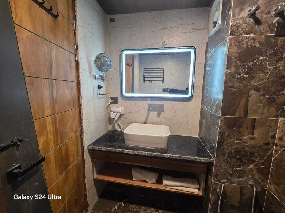 Premium Room, 1 Double Bed | Bathroom