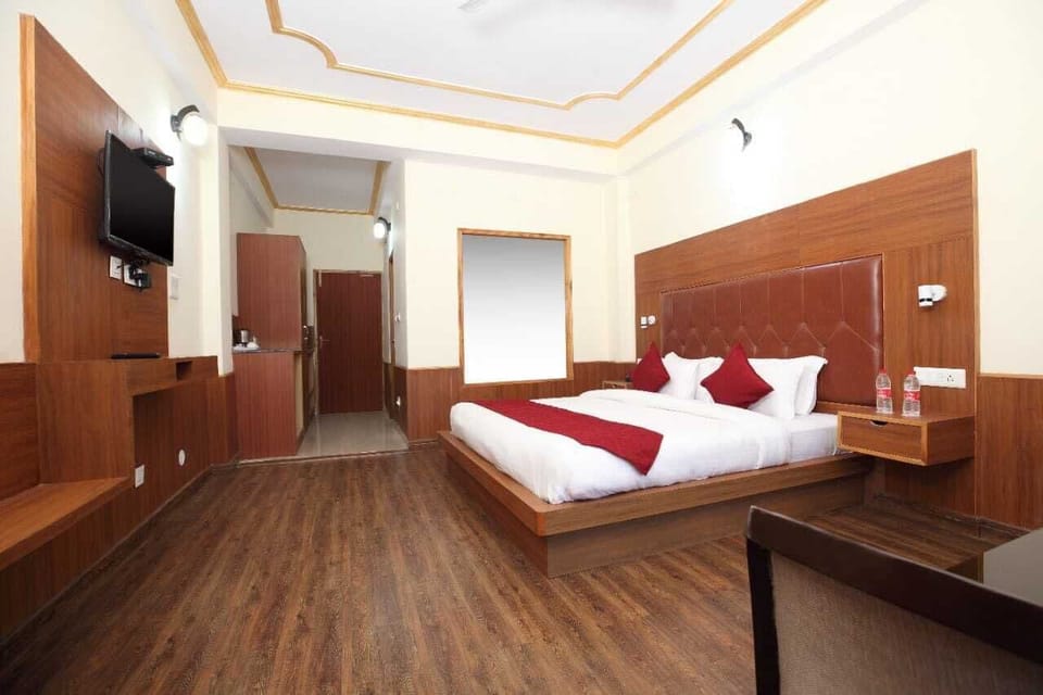 Luxury Suite, Mountain View | Desk, laptop workspace, iron/ironing board, free WiFi