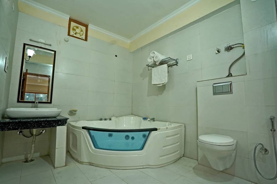 Luxury Suite, Mountain View | Bathroom | Free toiletries, towels, soap, shampoo