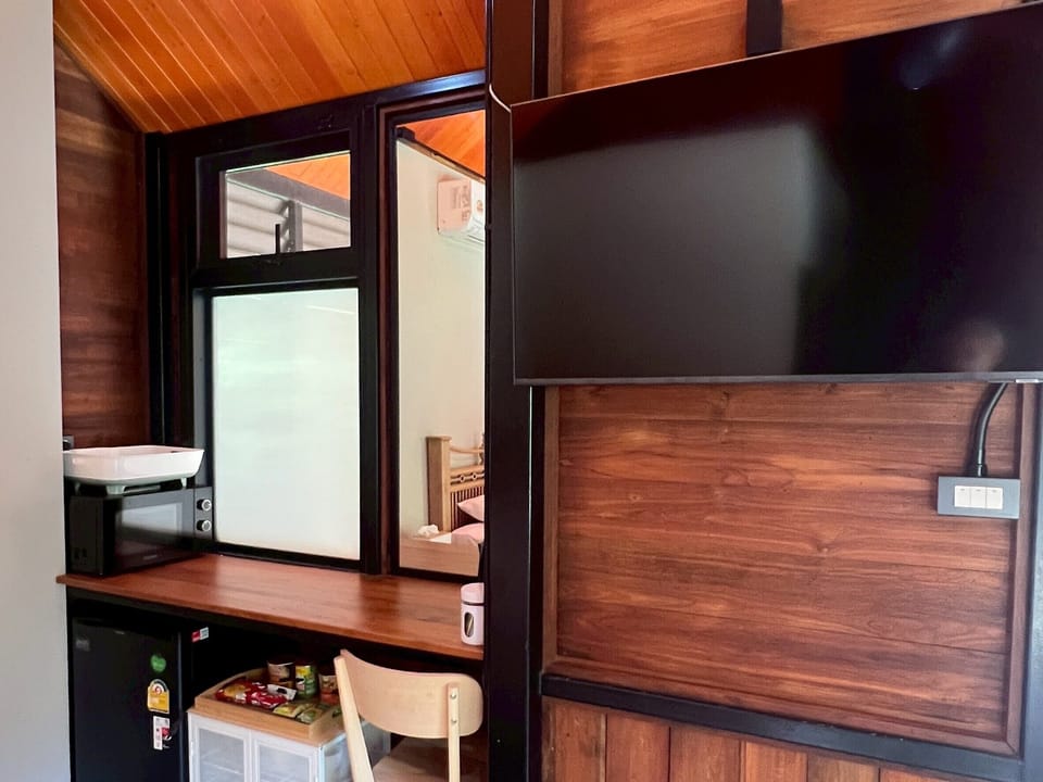Hide Away Deluxe Room | Minibar, desk, free WiFi, bed sheets