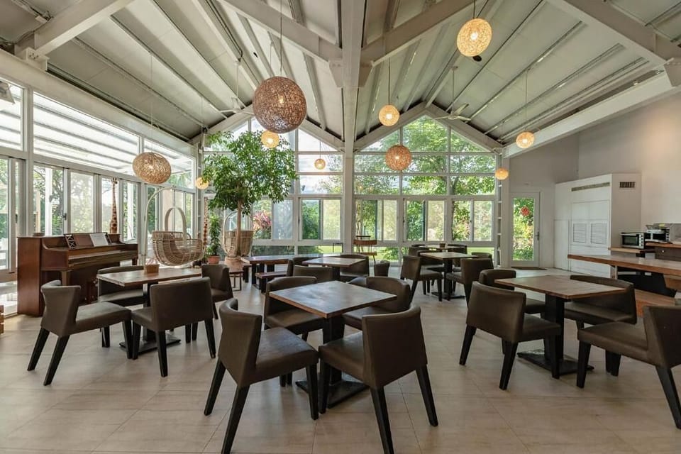 Comfort Cabin, Balcony, Courtyard View | Dining
