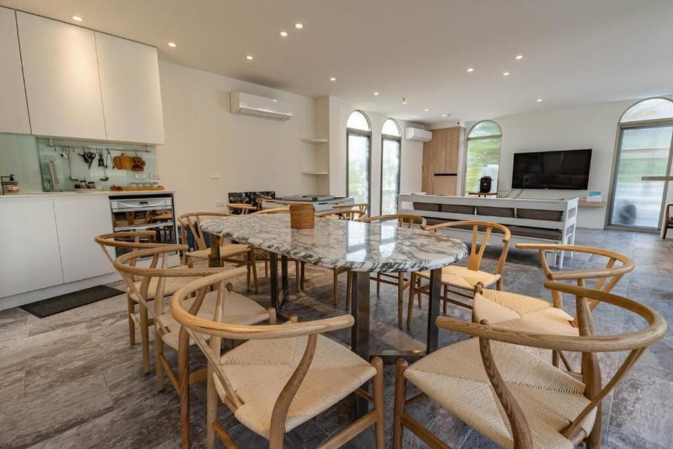 Comfort Cabin, Balcony, Courtyard View | Dining