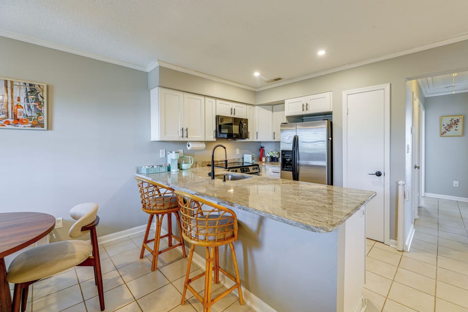 Kitchen & Dining Area