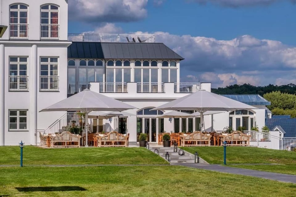Hotel Exterior [summer]