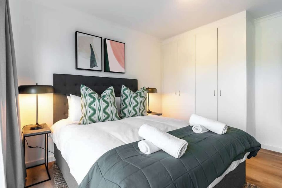 Ample packing space completes this serene space