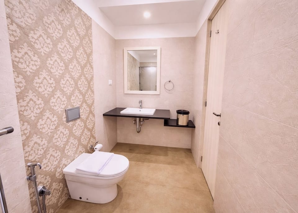 Shower, rainfall showerhead, free toiletries, bidet