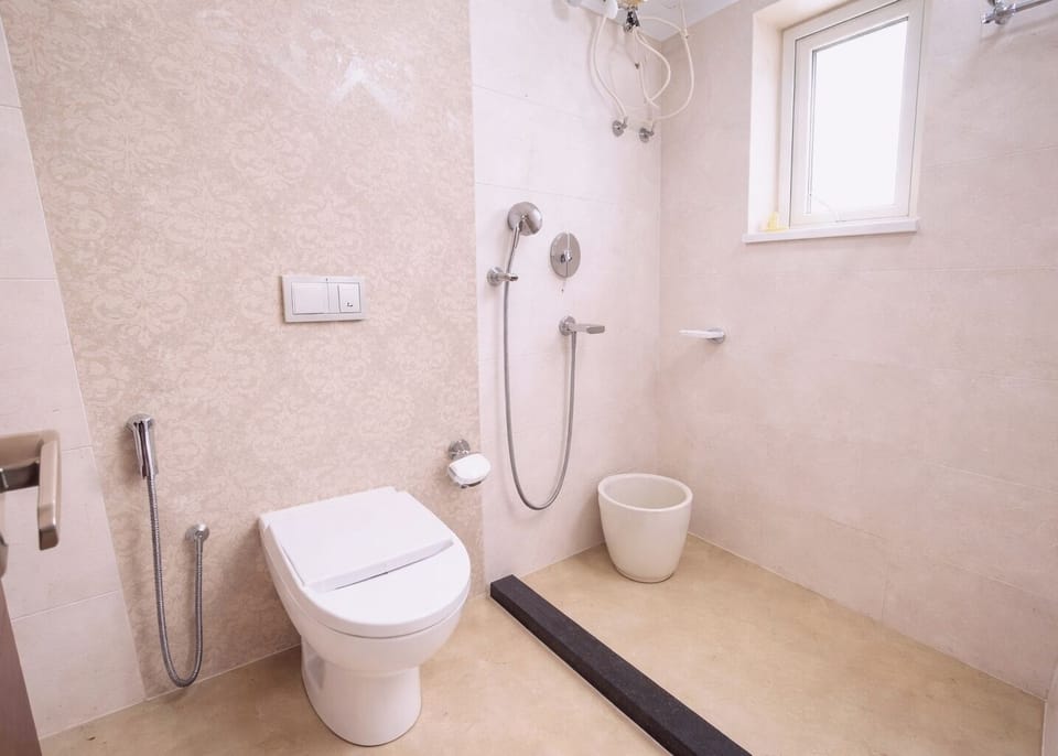 Shower, rainfall showerhead, free toiletries, bidet