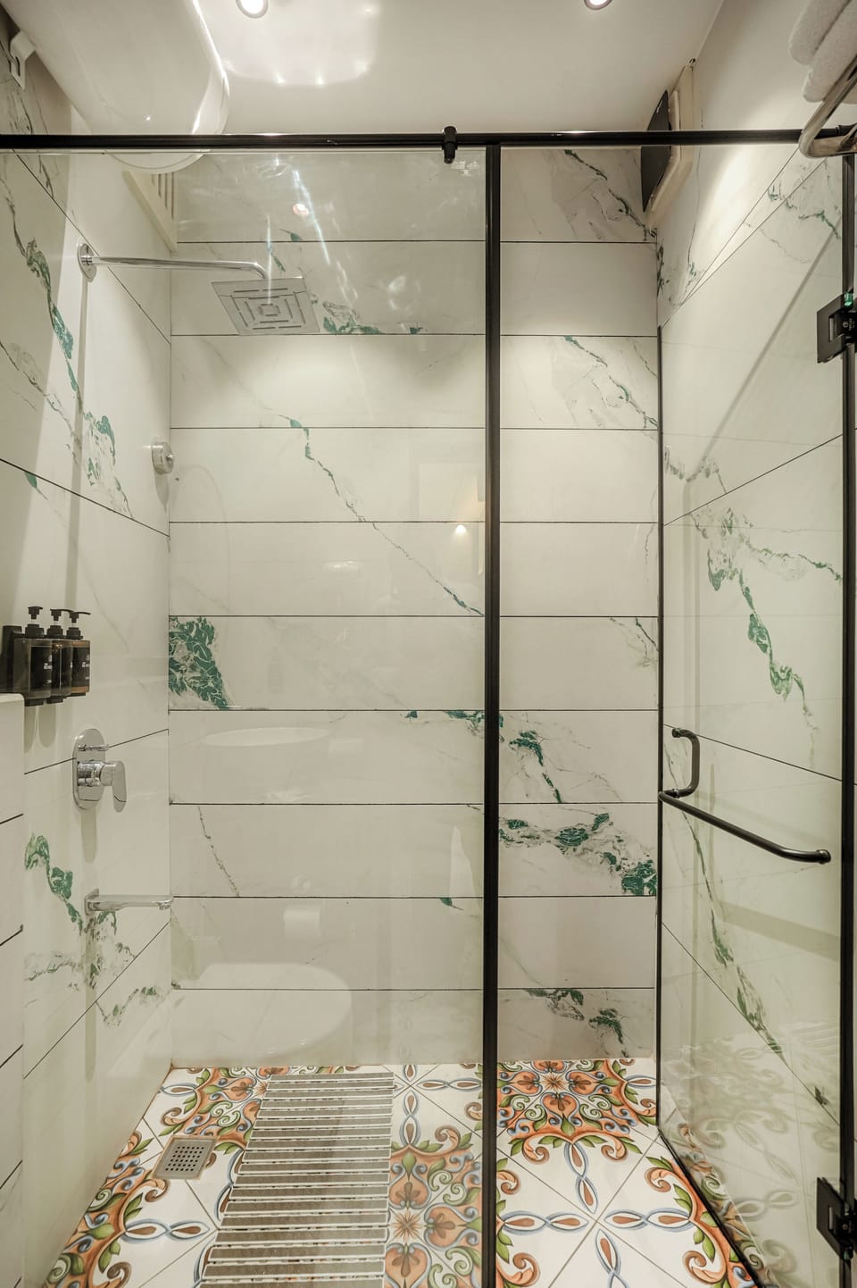 Deluxe Room | Bathroom | Shower, towels, toilet paper