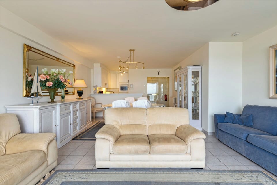 Classic Apartment, 3 Bedrooms | Living room