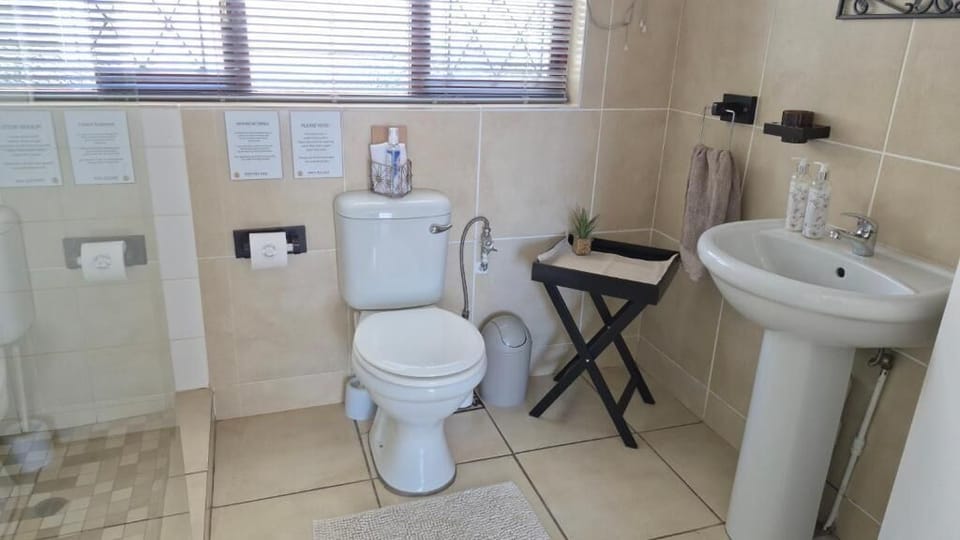 Classic Double Room, Garden View | Bathroom | Shower, free toiletries, towels, toilet paper