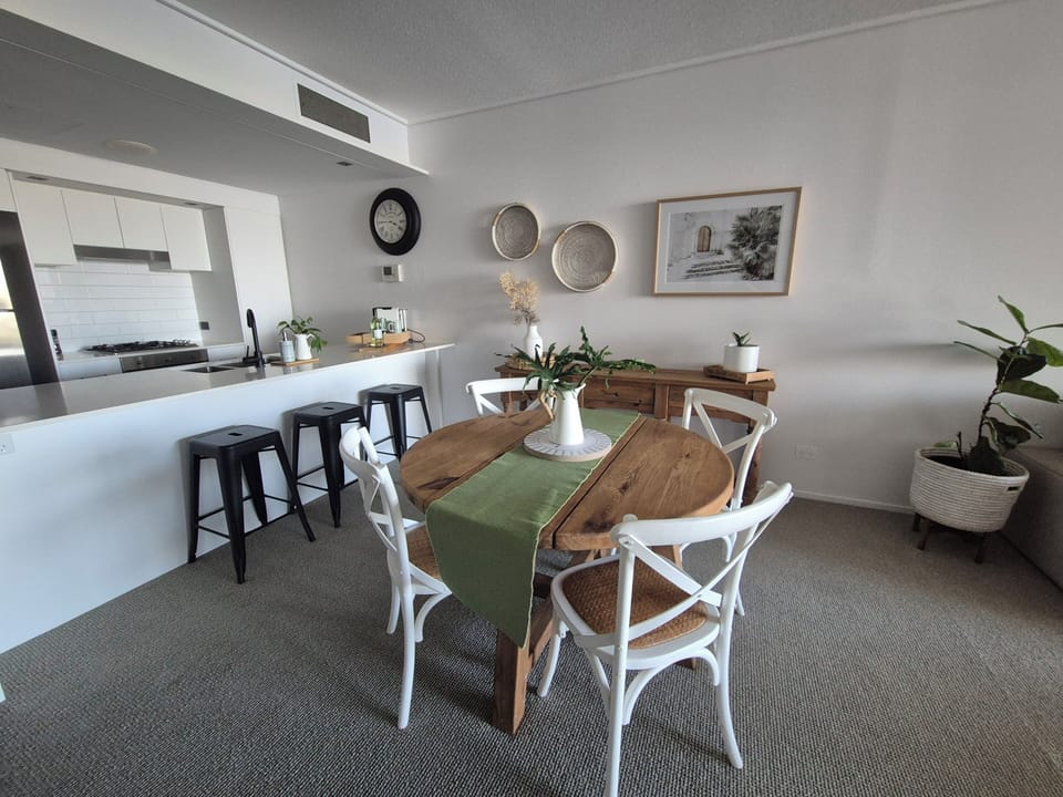 Deluxe Apartment, River View | Dining