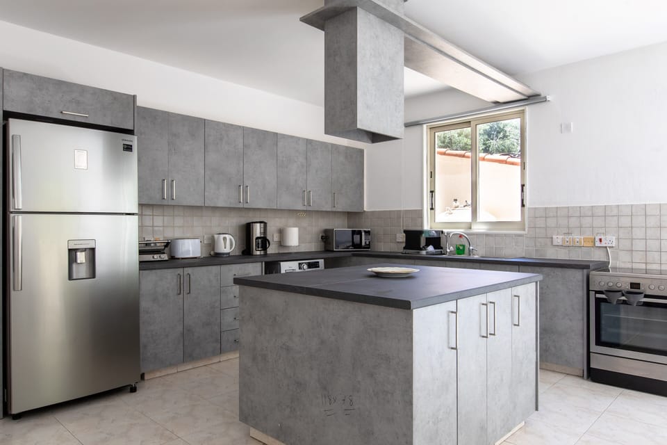 Comfort House, 4 Bedrooms, Private Pool, City View | Private kitchen | Coffee/tea maker, full-size fridge, microwave, oven