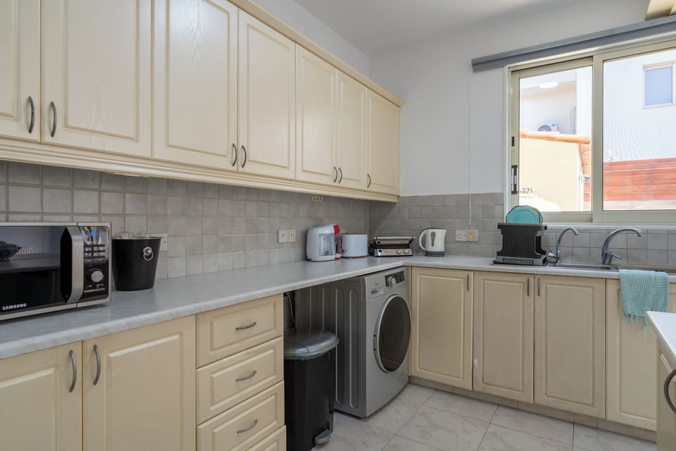 Comfort House, 4 Bedrooms, Private Pool, City View | Private kitchen