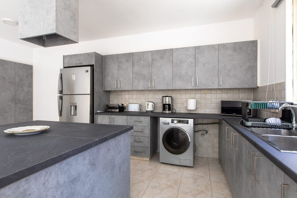 Comfort House, 4 Bedrooms, Private Pool, City View | Private kitchen | Coffee/tea maker, full-size fridge, microwave, oven