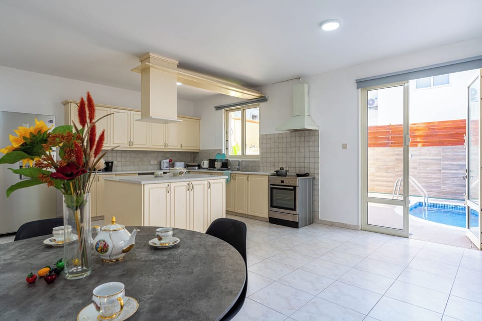 Comfort House, 4 Bedrooms, Private Pool, City View | Private kitchen