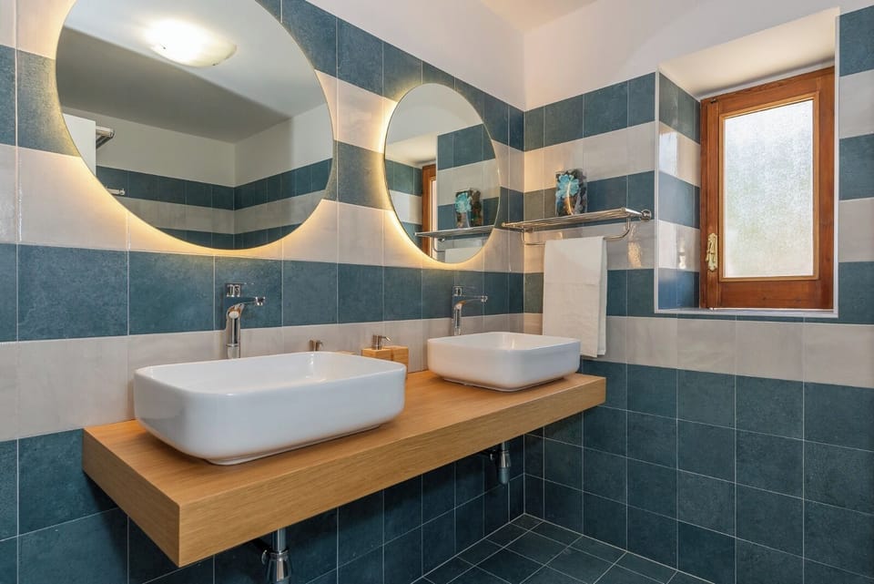 Room, 1 Queen Bed, Garden View | Bathroom | Shower, hair dryer, towels, soap