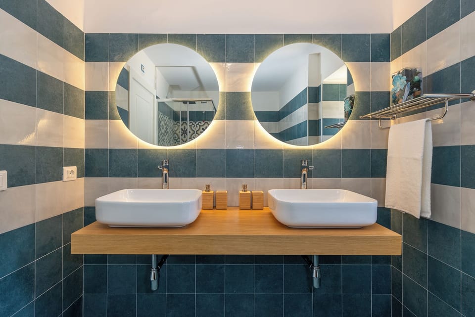 Room, 1 Queen Bed, Garden View | Bathroom | Shower, hair dryer, towels, soap