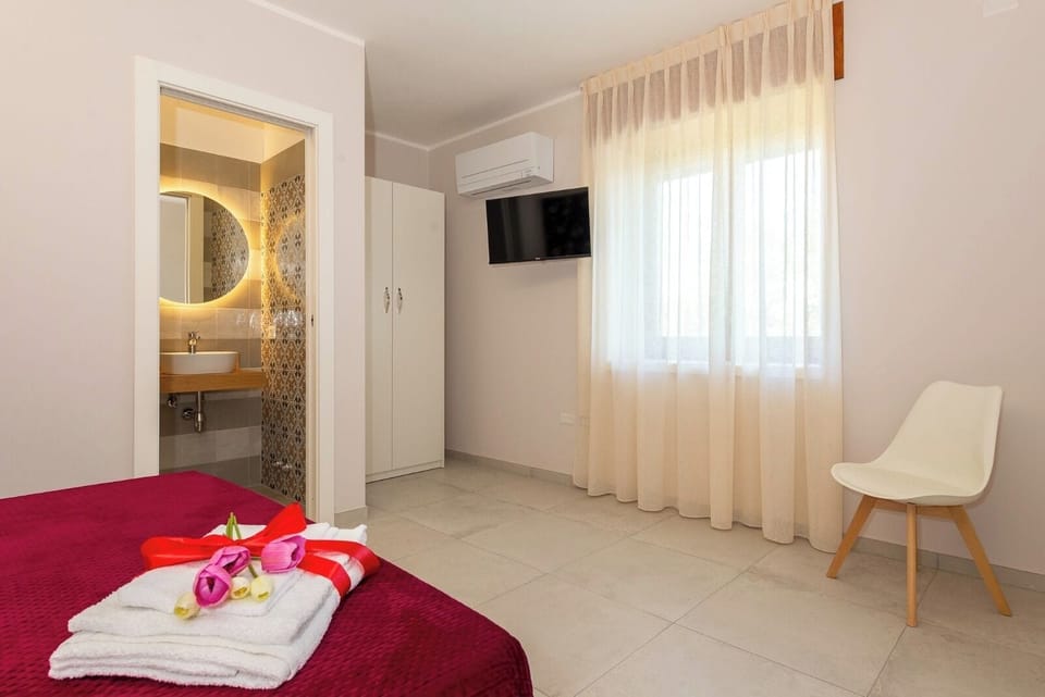 Room, 1 Queen Bed, Garden View | Free WiFi