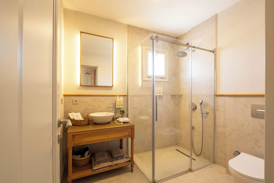 Superior Room, City View | Bathroom | Shower, eco-friendly toiletries, hair dryer, bathrobes