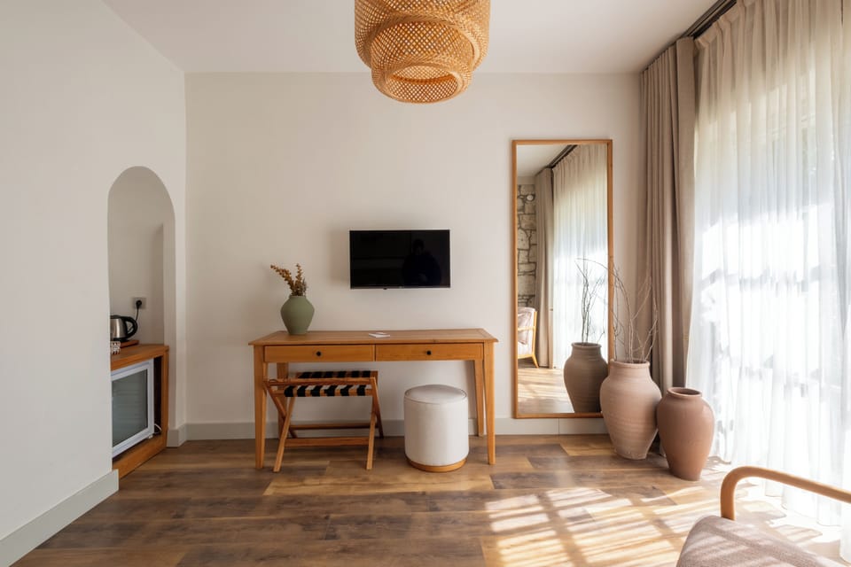 Deluxe Room, Pool View, Garden Area | Interior