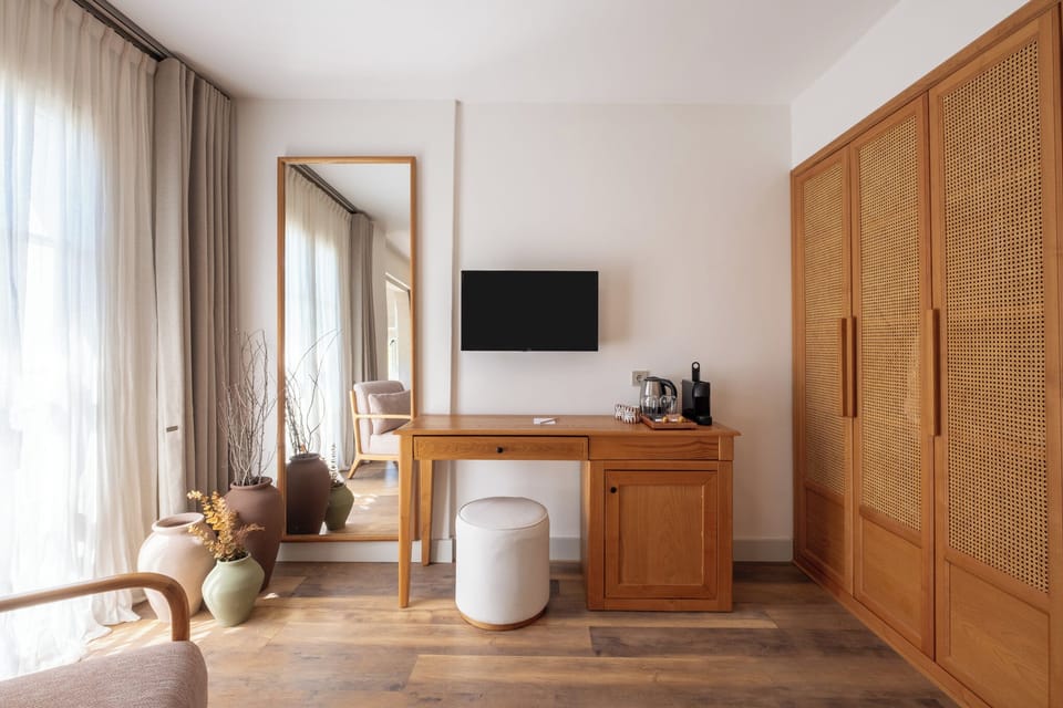 Deluxe Room, Pool View | Interior