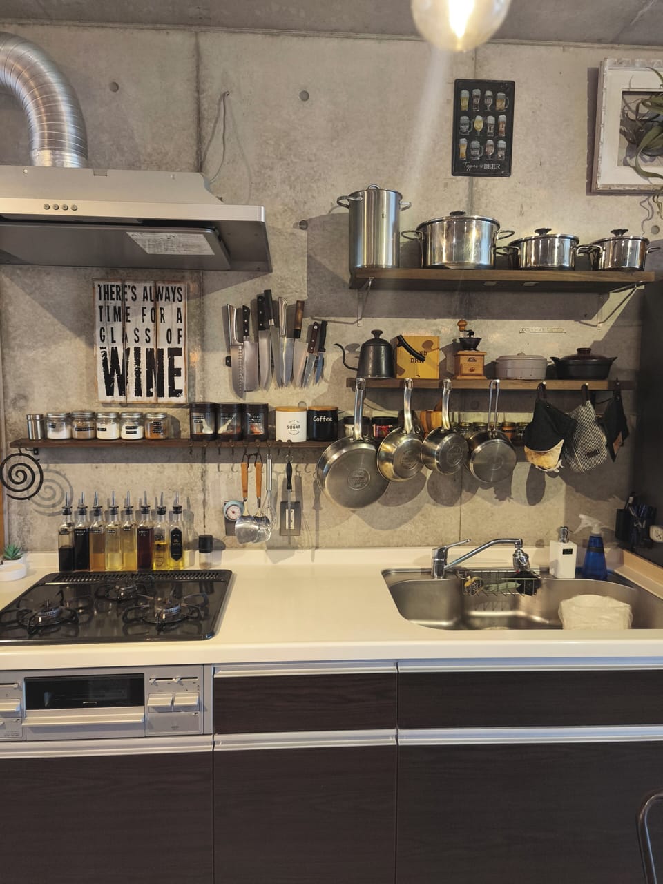Full-size fridge, microwave, oven, stovetop