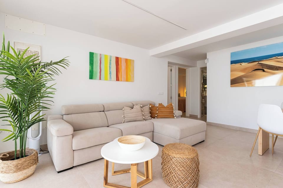 Bright living room with direct access to the terrace