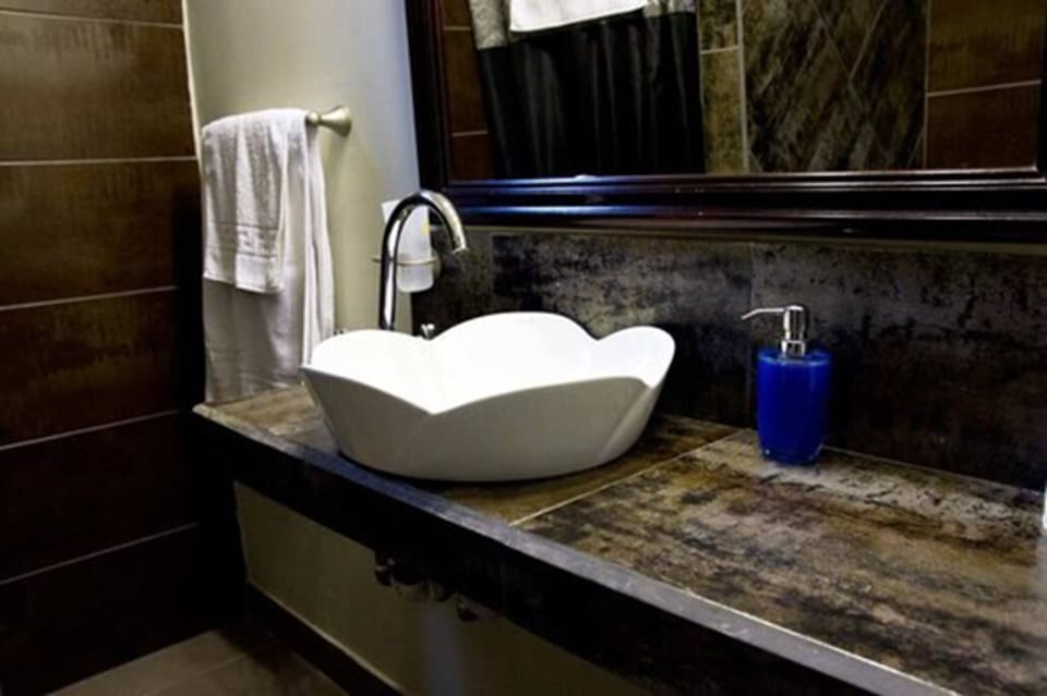 Standard Double Room, 1 Double Bed | Bathroom | Shower, free toiletries, towels