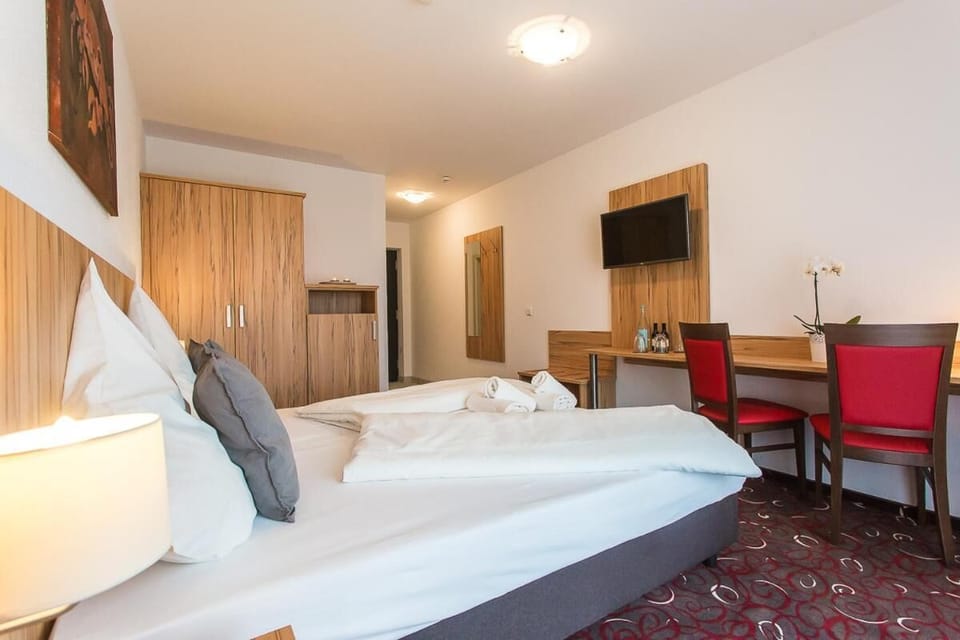 Premium bedding, desk, blackout drapes, soundproofing