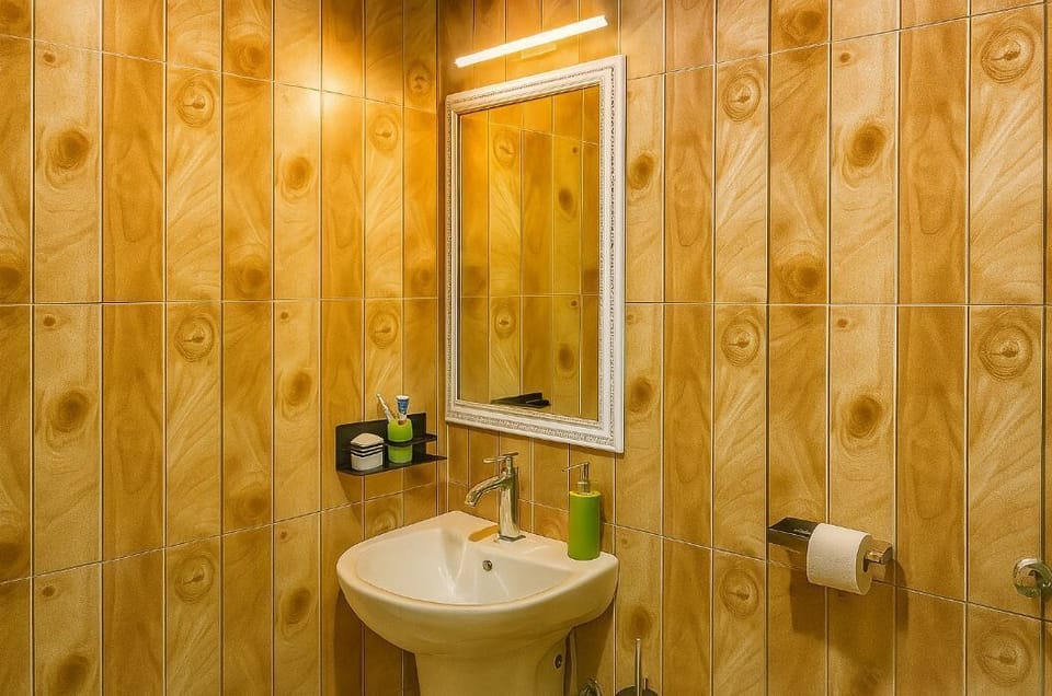Deluxe Double Room, Balcony, Lake View | Bathroom | Bathrobes, slippers