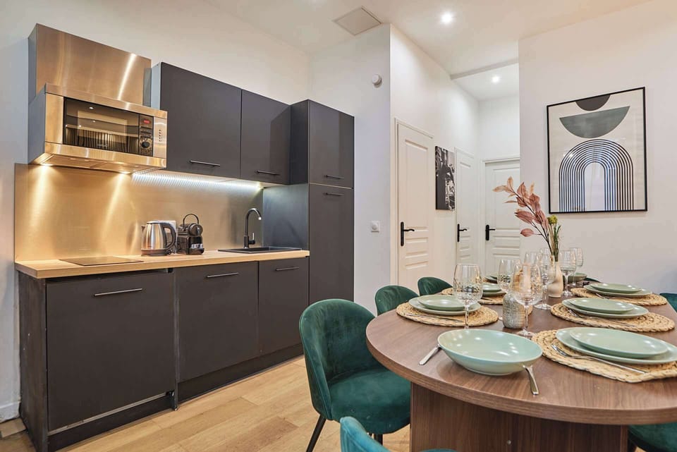 cuisine ouverte avec table pour diner