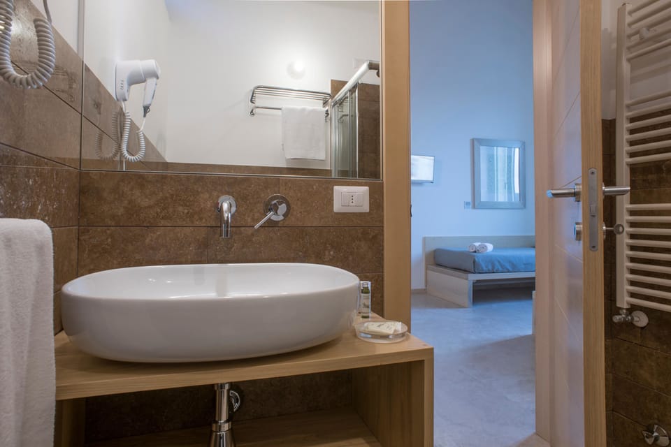 Superior Room | Bathroom | Shower, rainfall showerhead, free toiletries, hair dryer