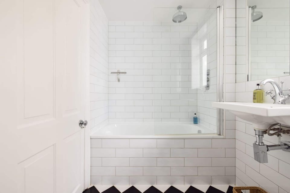 The Thames Embrace 3 BR Garden House in Battersea House in London