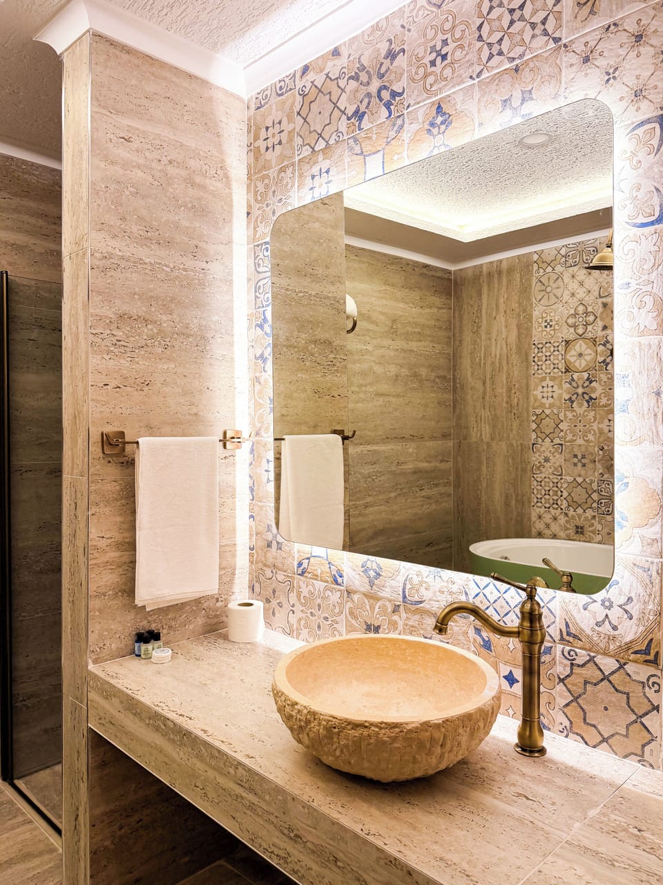 Luxury Quadruple Room | Bathroom | Free toiletries, hair dryer, slippers, towels