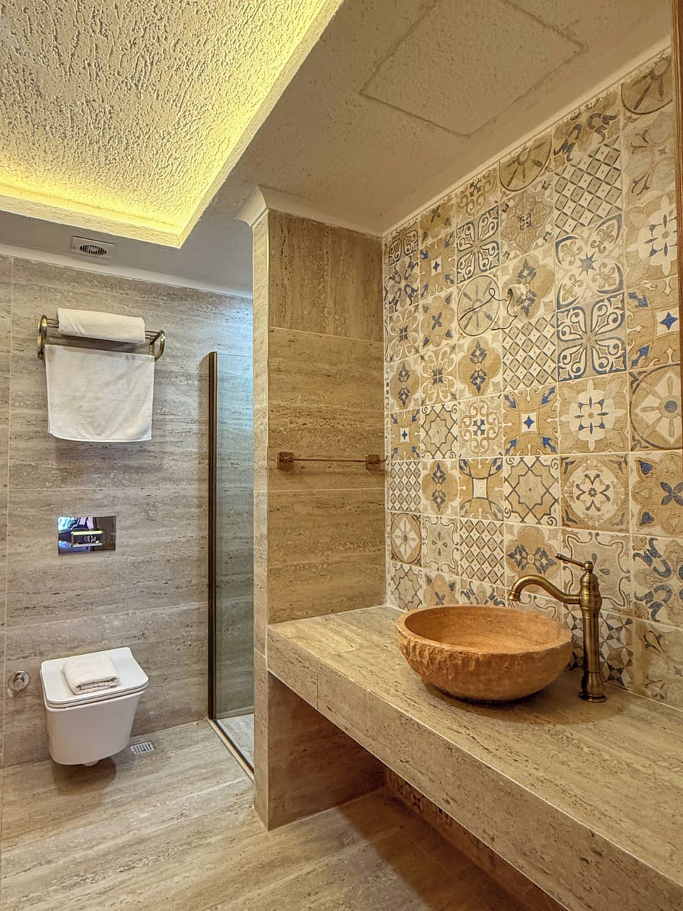 Luxury Triple Room | Bathroom | Free toiletries, hair dryer, slippers, towels