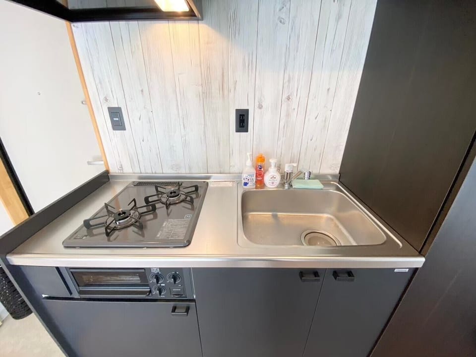 Full-size fridge, microwave, stovetop, cookware/dishes/utensils
