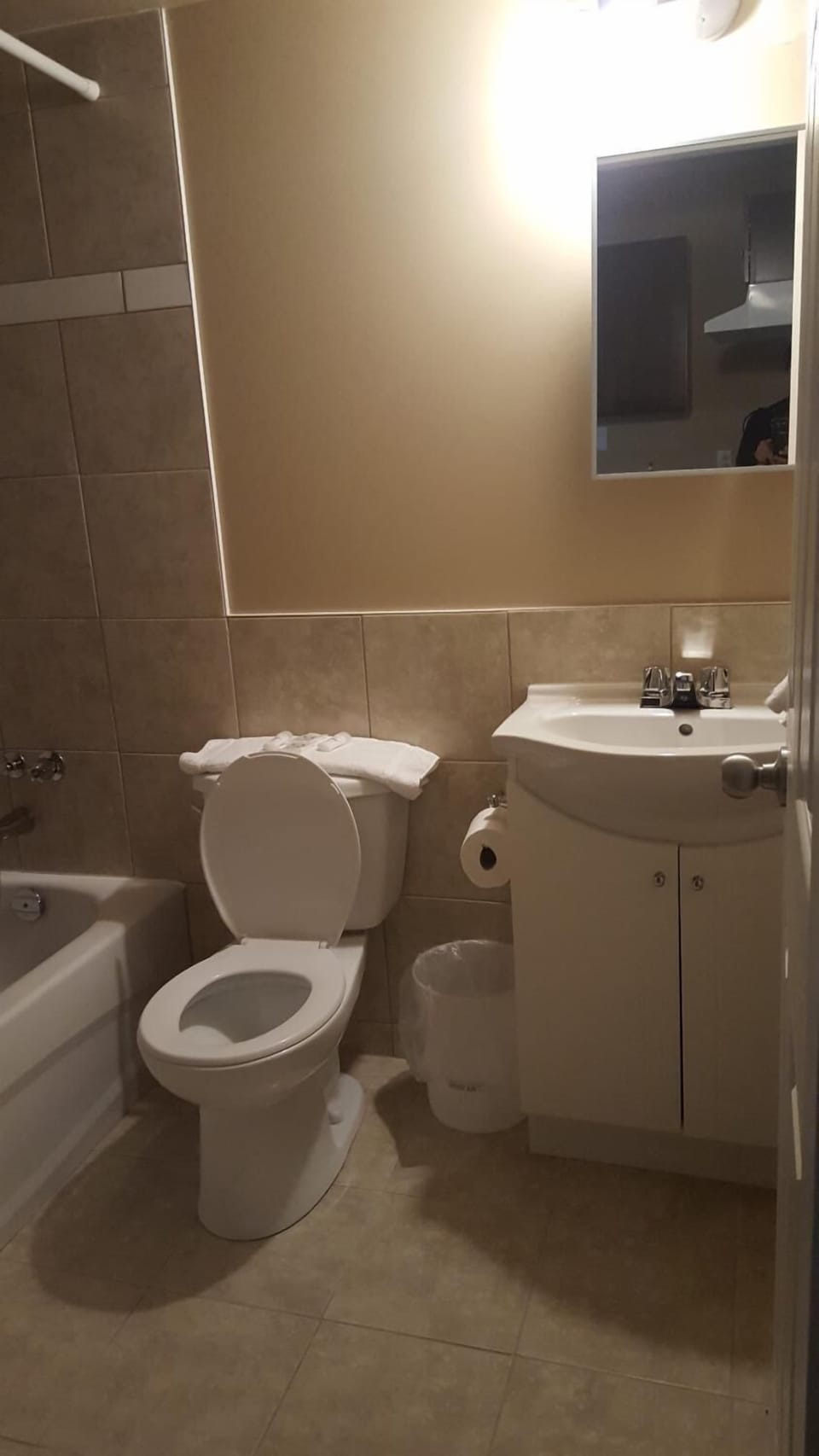 Combined shower/tub, towels