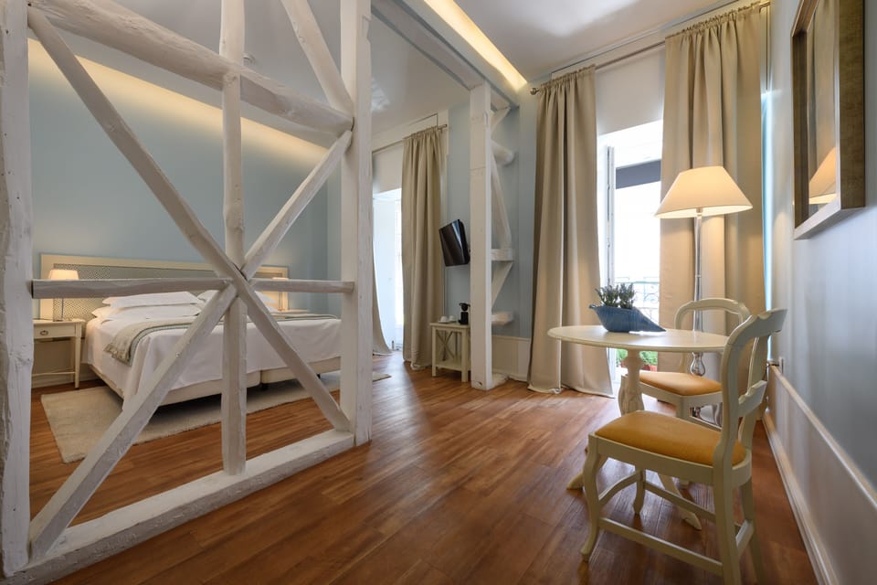Deluxe Suite | In-room safe, soundproofing, iron/ironing board, rollaway beds