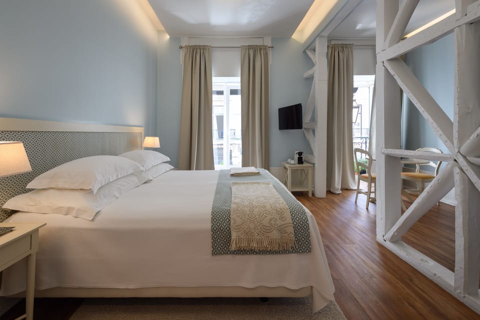Deluxe Suite | In-room safe, soundproofing, iron/ironing board, rollaway beds