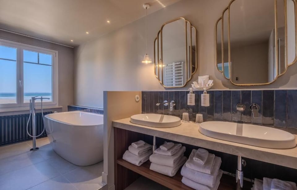 Junior Apartment, Ocean View | Bathroom | Bathrobes, slippers
