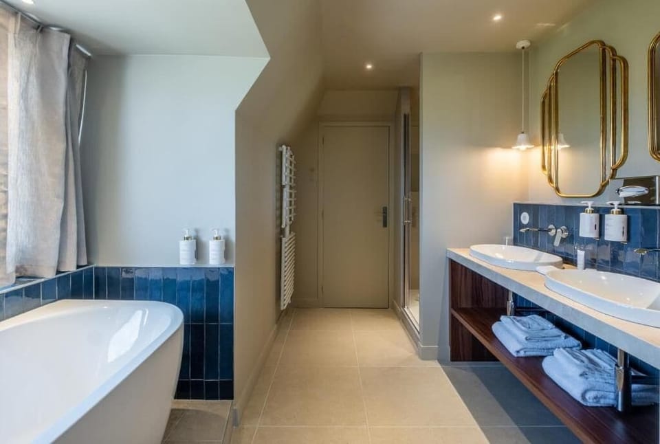 Deluxe Double or Twin Room, Ocean View | Bathroom | Bathrobes, slippers