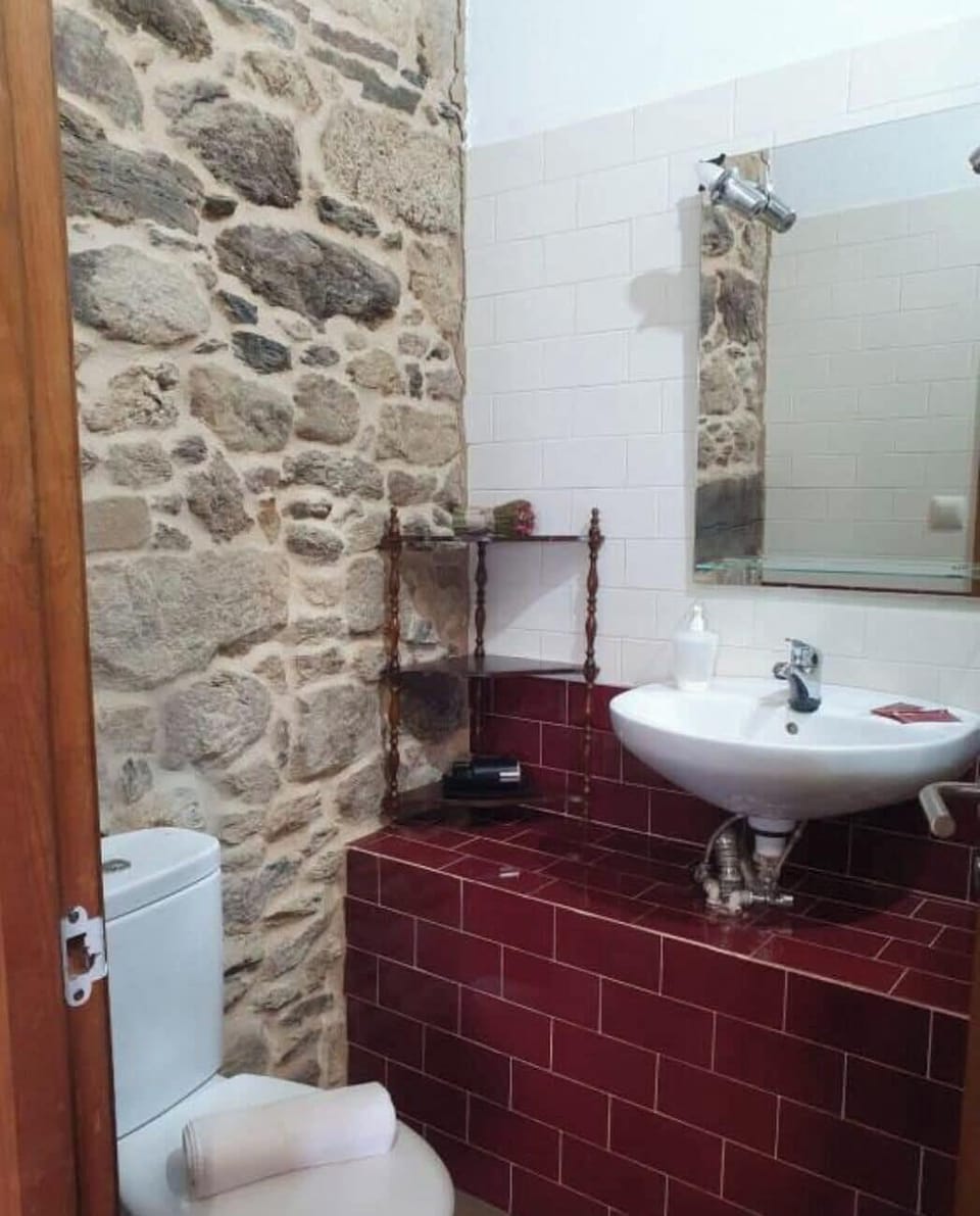 Classic Double or Twin Room, Courtyard View | Bathroom | Shower, towels, soap, shampoo