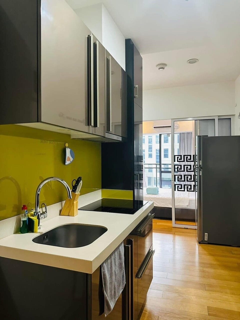 Full-size fridge, microwave, stovetop, cookware/dishes/utensils