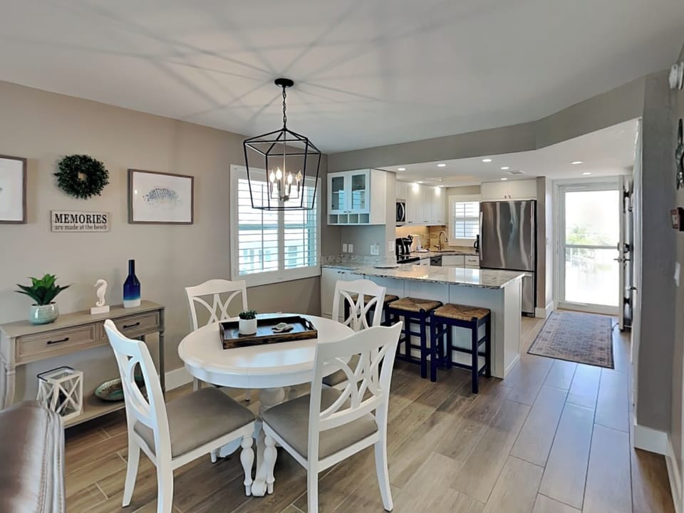 Dining Area - Seating for 4