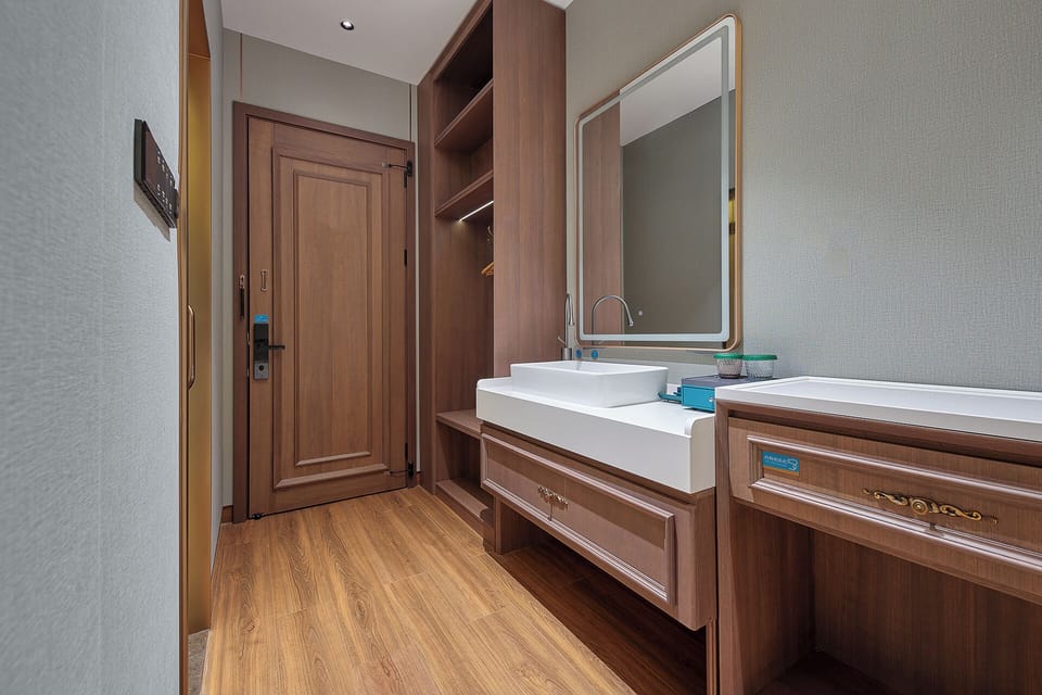 Business Double or Twin Room | Bathroom | Shower, rainfall showerhead, hair dryer, bathrobes